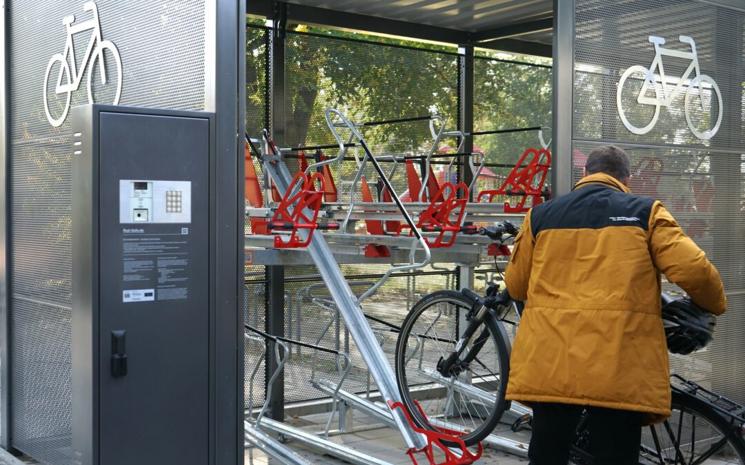 Neue Fahrradabstellanlagen am Bahnhof Ludwigsfelde übergeben